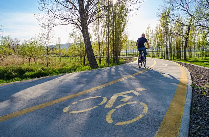 Cycliste sur une piste cyclable dans un centre ville animé