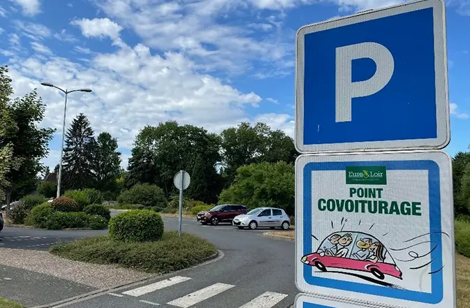 Parking de covoiturage avec des véhicules stationnés