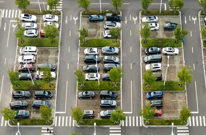 Image d'un parking dans un village