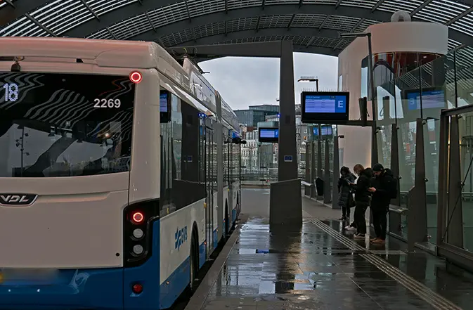 Image d'un bus circulant en ville