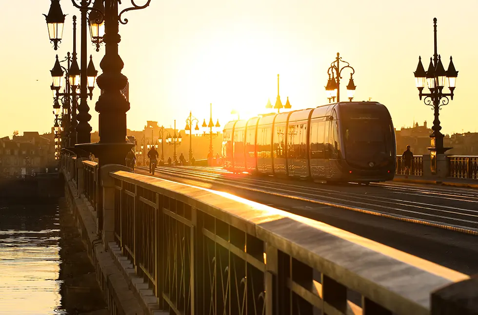 Transport en commun avec des passagers dans un centre ville